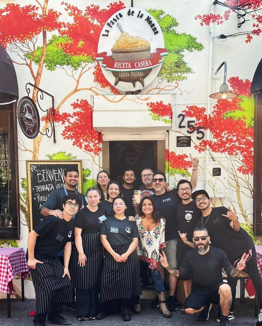Todo el equipo de La Pasta de la Nonna frente al local de Caupolicán 255