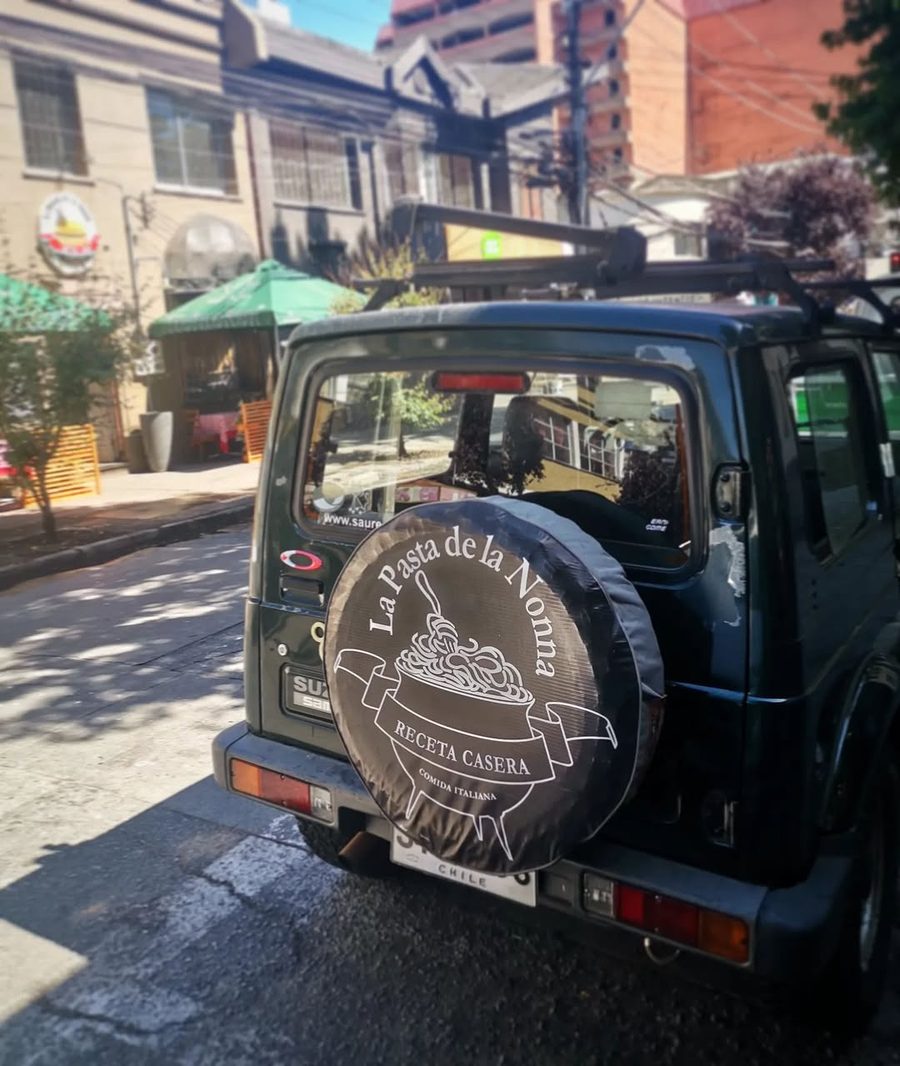 La camioneta del restaurante con la cubierta de repuesto estampada con el logo