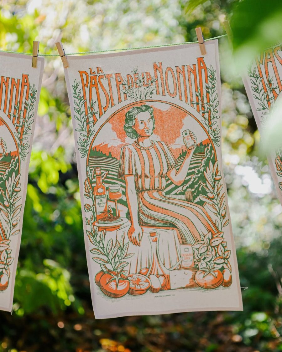 Paños impresos con la ilustración de la Nonna, colgados a secar