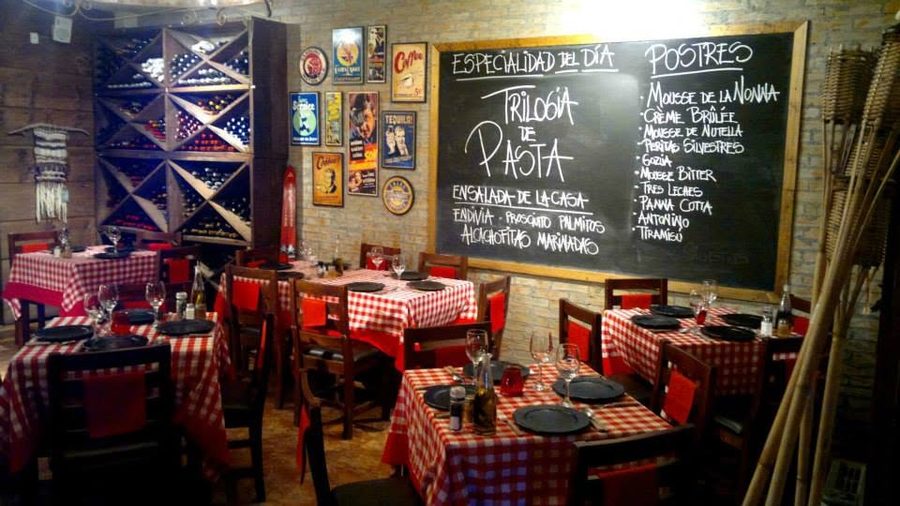 El salón en los primeros años, con los manteles a cuadros y la pizarra del día
